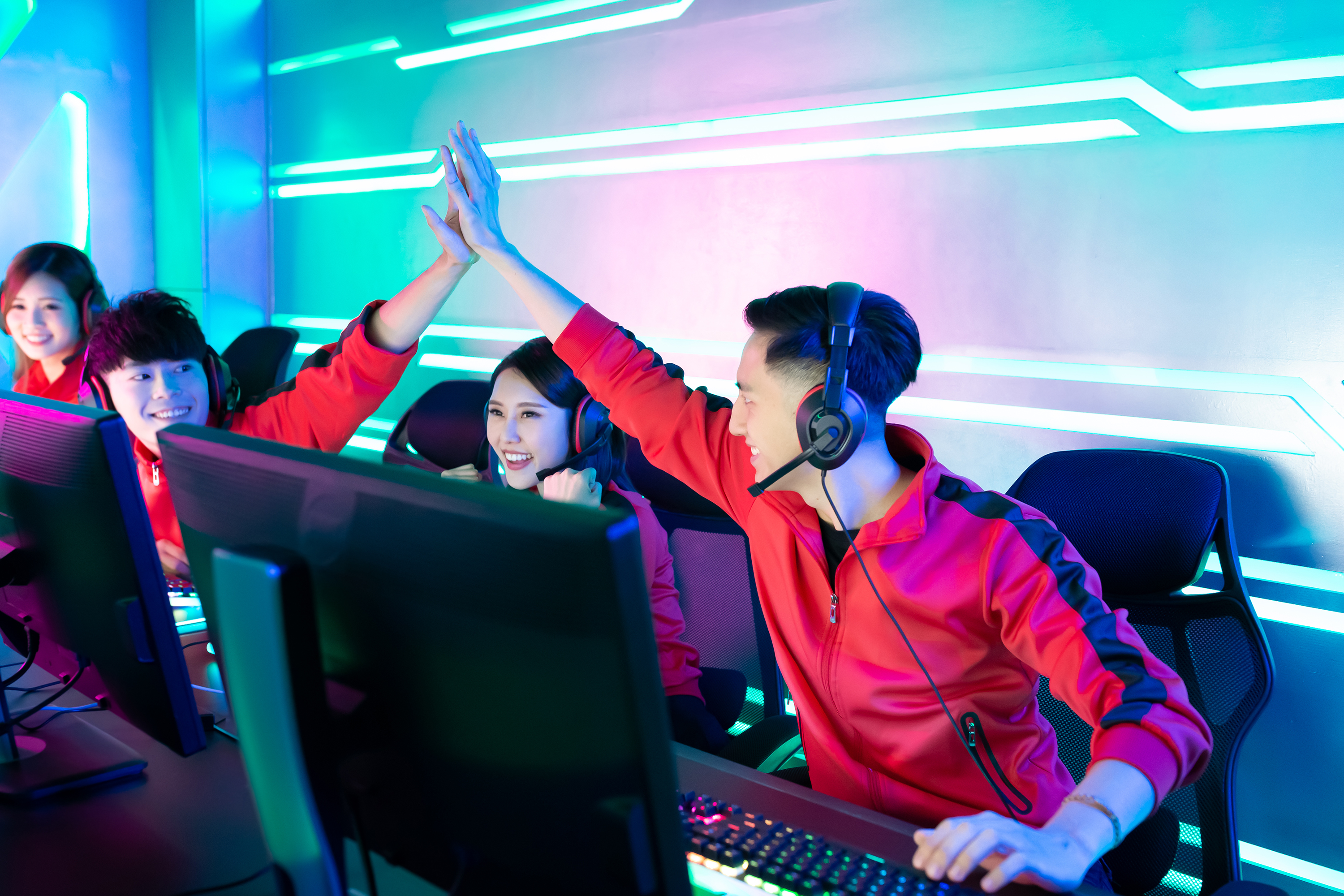 Gamers hi-fiving